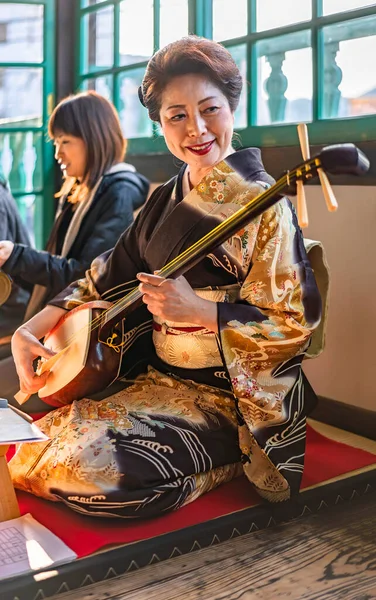 Nagasaki Kyushu Grudnia 2022 Demonstracja Instrumentów Shamisen Turystami Przez Japońską — Zdjęcie stockowe