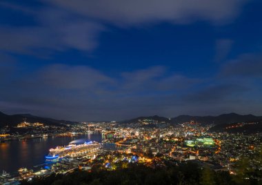 Nagasaki limanı dağlarla çevrili olan Uluslararası Terminale demirlemiş yolcu gemisinin Nabekanmuri Dağı 'ndan gece kuşbakışı görüntüsü..