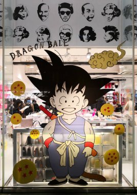Tokyo, Japonya - 15 Aralık 2018: Japon anime ve manga çocuk karakteri Son Goku, Asoko 'nun Harajuku mağazasının vitrininde Ejderha Topuyla işbirliği içinde dev bir çıkartma tasvir etti..