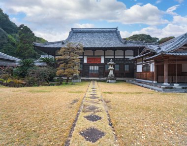 Kyushu, isahaya - 10 Aralık 2022: Taş fenerlerle süslenmiş güzel sando kutsal yolu ve Budist Tenyuji Tapınağı 'nın ana salonuna giden güz halı üzerindeki elmas şeklindeki basamaklar.