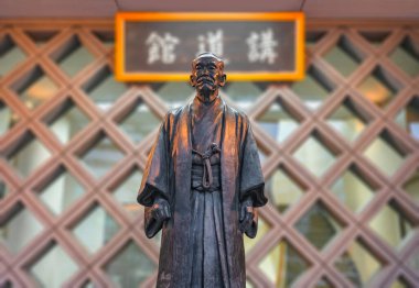 Tokyo, Japonya - Bölüm 17 2022: Judo Kano Jigoro 'nun spor disiplininin kurucusunun heykeli, Kodokan Judo Enstitüsü önünde geleneksel bir kimono giyiyor..