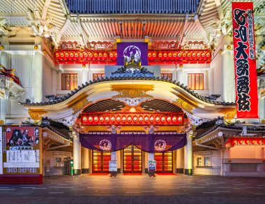 Tokyo, ginza - 25 Temmuz 2023: Kabukiza tiyatrosunun girişi beyaz cephenin gece karanlığında kağıt fenerlerle aydınlatılmış altın süslemelerle süslenmiş geleneksel Japon kabuki sanatına adanmıştır..