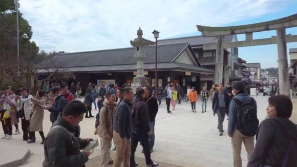 2022年12月7日 日本九州 亚洲游客用手抚摩一尊金牛塑像的潘视频 这尊塑像是专门献给齐化寺内的苏加瓦无米钱扎尼的 — 图库视频影像