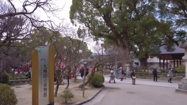 日本九州 12月 2022 杉原道真の1000年の死を記念して 1903年に日本の大宰府神社に提供された石造鳥居の写真を撮った観光客のパンビデオ — ストック動画