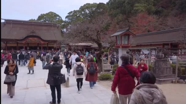 2022年12月7日 日本九州 在日本福冈大藏寺的沙道上 观光客被木制灯笼环绕 进入名为 荣誉堂 光辉堂 的大厅 — 图库视频影像