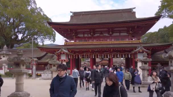 日本九州 12月 2022 日本大宰府神社の2階建ての門に繋がるカスガ石ランタンに囲まれた砂道を歩く観光客のパンビデオ — ストック動画