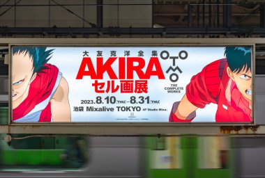 Tokyo, akihabara - 11 Ağustos 2023: Otomo Full Works Cel Exhibition için Katsuhiro Otomo 'nun Japon anime ve manga Akira' sından Tetsuo ve Kaneda 'nın selüloid resimlerinin aydınlatıldığı tabela.