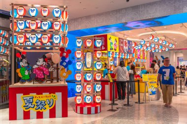 Tokyo, Shinjuku - Ağustos 07 2023: Disney FLAGship TOKYO 'nun girişi Yukata' da Mickey ve Minnie 'nin kağıt fenerlerle aydınlatılmış bir yagura kulesinde dans edişinin kartonlarının yer aldığı Japon obon dansı.