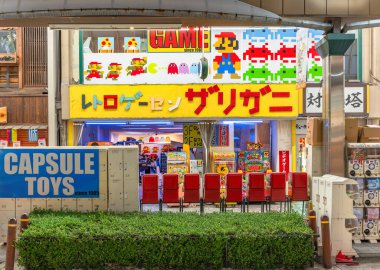 osaka, japan - dec 04 2022: Tsutenkaku Hondori Alışveriş Sokağı 'nda bulunan Retro Game Center Zarigani kapsül oyuncak makineleri ve Super Mario Bros, Pac-Man veya Space Invaders gibi ikonik oyunların yer aldığı.