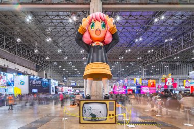 Chiba, japan - 18 Aralık 2022: Anya Forger adlı manga karakterinin Jump Festa fuarında yayınlanan anime serisi SPYxFAMILY 'de tünediği devasa şişirilebilir kurulum.