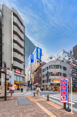 Tokyo, ikebukuro - 11 Ağustos 2023: Animasyon Dükkanı ve Hizmetçi Kafe 'den el sallayan bir kızı hedef alan ünlü otaku kültür alanında Sunshine-dori kavşağı.