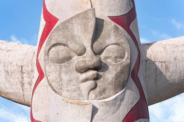 Japonya, Osaka - 4 Aralık 2022: Japon Güneş Kulesi 'nin alçı yüzüne yakın çekim veya Taro Okamoto tarafından 70 Fuarı için yaratılan ve parlak mavi gökyüzüne karşı bir Hayat Ağacı içeren kuyruk numarası.