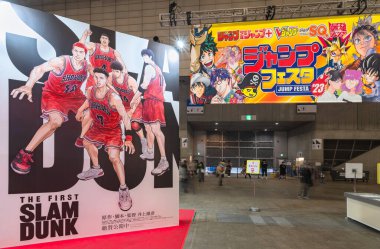 Chiba, Japonya - 18 Aralık 2022: Makuhari Messe 'de düzenlenen yıllık serbest atlama festivalinde ilk Slam Dunk adlı film için spor mangası oyuncularını gösteren dev plaket..