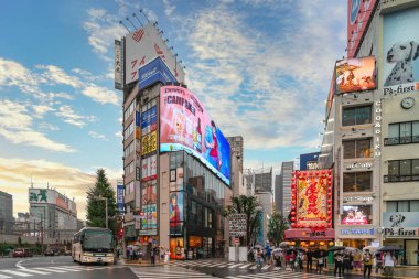 Tokyo, Japonya - Bölüm 9 2023 Japon animasyon serisi Şehir Avcısı ve Dewar 'ın viskisinin işbirliği kampanyası filmi Shinjuku istasyonunun doğu çıkışında gün batımında büyük bir virajlı reklam ekranında..