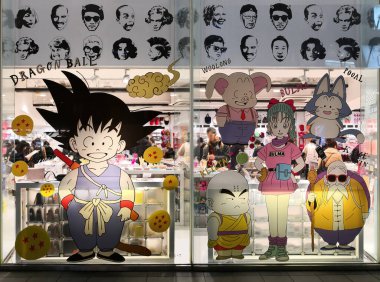 Tokyo, Japonya - 15 Aralık 2018: Harajuku 'daki Japon Asoko dükkanının vitrininde Son Goku, Krillin ya da Bulma gibi anime ve manga karakterlerinin çıkartmaları sarıldı..