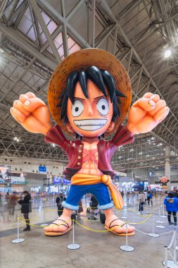 Chiba, Japonya - 18 Aralık 2022: Japon animasyon serisi One Piece 'den Maymun D. Luffy' nin Jump Festa fuarında kollarını havaya kaldırdığı devasa şişirilebilir kurgu