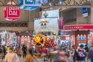 Chiba, Japonya - 18 Aralık 2022: Japon mangası ve anime serisi One Piece 'in Jump Festa fuarına tepeden bakan 1000 Sunny Brigantine tipi gemisinin yer aldığı dev şişirilebilir heykel.