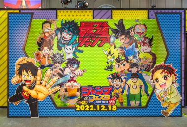 Chiba, japan - 18 Aralık 2022: Makuhari Messe 'deki Jump Festa' da Saikyo Jump dergisinde yayınlanan One Piece ya da Demon Slayer gibi manga serisinden karakterlerle gösterilen önemli karton sergi.