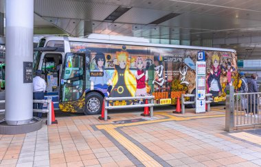 osaka, japan - 4 Aralık 2022: Japon mangası ve anime Naruto 'nun Nijigen no mori tema parkı işbirliğiyle reklam etiketine sarılı Awaji adasına giden turist otobüsü.
