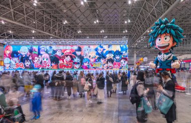 Chiba, Japonya - 18 Aralık 2022: Zıplama Festa Kongresi 'nde Izuku Midoriya' yı seriden tasvir eden şişme bir karakter Kahramanım Akademisyenleri çeşitli manga kahramanlarının yer aldığı bir pankartın yanında karşılıyor.