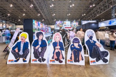 Chiba, Japonya - 18 Aralık 2022: Makuhari Messe Sergi Salonu 'nda Jump Festa' 23 'ün zemininde oturan okul üniformalarıyla Naruto Shippuden' ın manga kahramanlarının yer aldığı gerçek boyutlu stand-up..