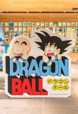 Tokyo, Harajuku - 10 Mayıs 2023: Japon Uniqlo mağazasının iç mekan görüntüsü, Manga kahramanları Son Goku ve Krillin 'in oynadığı ünlü anime ve manga serisi Dragon Ball.