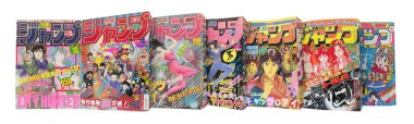 Tokyo, Japonya - 13 Mayıs 2023: Japon haftalık Shonen Jump dergilerinin kapağında Kisugi kız kardeşler manga ve anime Cat 's Eye' ın Shueisha tarafından seksenlerde yayınlanan bir koleksiyonu..