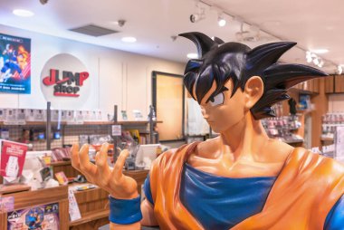 Tokyo, Harajuku - 28 Kasım 2022: Tokyo İstasyonu Karakter Caddesi 'ndeki ünlü anime ve manga serisi Dragon Ball' dan Son Goku 'nun büstü heykelini taşıyan Japon Atlama Dükkanı.