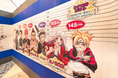 Tokyo, odaiba - 22 Aralık 2018: Boruto, Yuragi-sou no Yuuna-san, Black Clover, Hinomaru Sumo, Haikyu serilerinden karakterlerle atlama mağazası! !, İblis Avcısı ve Kahraman Akademisyenim vücut ölçülerine göre sıralandılar.