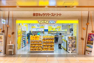 Tokyo, Harajuku - 28 Kasım 2023: Tokyo İstasyonu Karakter Caddesi 'nde rafları manga, anime ve video oyunu Pocket Monsters ile dolu Japon Pokemon mağazası.