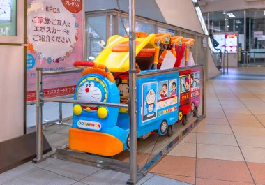Japonya, Tokyo - 31 Aralık 2022: Doraemon, Hello Kitty ve Mickey Mouse gibi çizgi film kahramanlarıyla dekore edilmiş tren şeklinde renkli bebek arabaları.