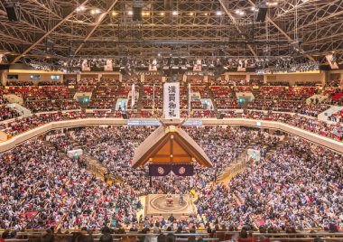 Tokyo, ryogoku - 14 Ocak 2023: Kokugikan Arena 'nın sumo güreşi Dohyo' nun kare bir platformdaki pirinç saman balyalarının dairesel bir düzenlenmesinin geniş bir genel çekimi, hepsi Tsuriyane çatısı altında.
