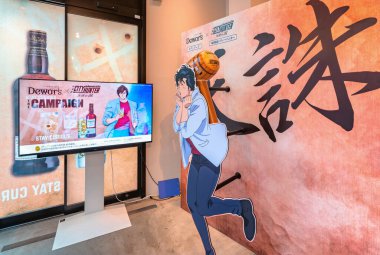Tokyo, Japonya - 9 Ağustos 2023 Japon anime şehir avcısıyla Dewar 'ın viskisi arasındaki işbirliği kampanyası bir yana Saeba Ryo' nun gerçek boyutlu standı Nicky Larson..
