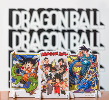 Japonya, Tokyo - 8 Mart 2024: Mini tabaka manga, anime ve video oyunu karakterlerini temsil ediyor Ejder Topu merhum usta Akira Toriyama 'ya el sallıyor..
