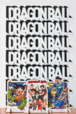 Japonya, Tokyo - 8 Mart 2024: Ejder Topu mangası ve anime serisinden karakterler, saygıdeğer usta Akira Toriyama 'ya, logolu bir bokeh arka plana el sallayarak veda ettiler.