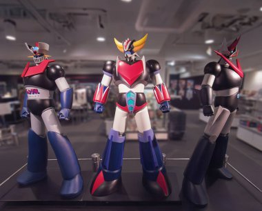 Tokyo, shibuya - 11 Eylül 2017: Japon Go Nagai robotlarının uzun heykelleri 'UFO Robot Grendizer', 'Mazinger Z' solda ve 'Büyük Mazinger' sağda 'Go Nagai 50. yıldönümünde'.