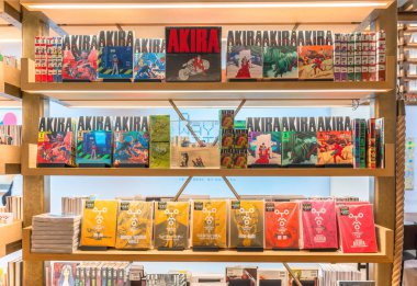 Tokyo, ginza - 17 Mayıs 2024: Japon Ginza Six Mall 'ın kitapevinde, Katsuhiro Otomo ikonik mangasının canlı bir gösterisi Akira bir kitaplığı Ateş Topu veya Highway Star gibi diğer sanat eserleriyle doldurur..