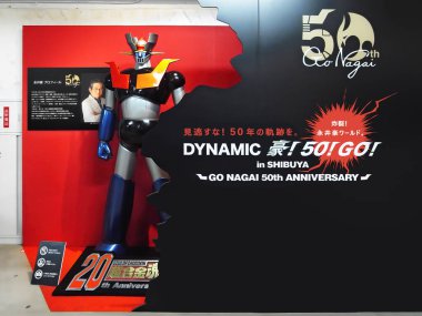 Tokyo, shibuya - 11 Eylül 2017: Japon robot Mazinger 'in' Go Nagai 50. yıldönümünü 've' Chogokin 'in Ruhu' nun 20. yıldönümünü kutlayan ücretsiz etkinliğin girişinde duran heykeli.