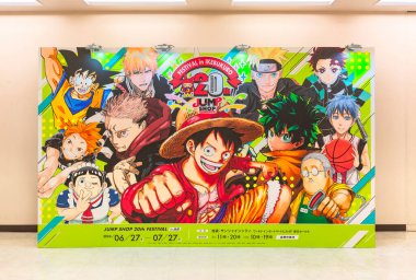 Tokyo, ikebukuro - Haziran 09 2024: Bedava 20. Atlama Mağazası Festivali giriş levhası Japon manga kahramanlarının yer aldığı ejderha topu, tek parça, naruto, iblis avcısı.