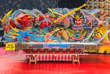 Tokyo, Japonya - 17 Ocak 2020: Aomori 'den geleneksel Japon Nebuta şamandırası Furusato Tokyo Festivali 2020 sırasında Tokyo' da sergilendi..