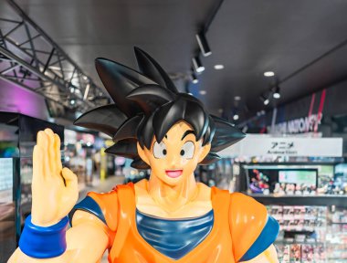 Tokyo, ikebukuro - 16 Nisan 2024: Japon manga kahramanı Son Goku 'nun Sunshine City' deki Bandai Namco Cross Store 'da anime Dragon Ball Z' da el sallaması..