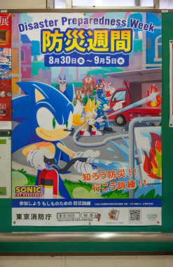 Tokyo, Japonya - 24 Eylül 2024: Illustrated Japon posteri Sega video oyunu karakteri Kirpi Sonic 'in yangına karşı önlediği Afet Hazırlık Haftası için bir tren istasyonunun duvarına asıldı.