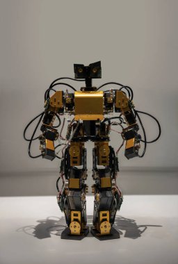 Gelişmiş tanıma özelliklerine sahip mikroişlemci ve kablolardan yapılmış Japon altın metal insansı robotu ve geleceksel görünümlü özerk vücut hareketleri için entegre sistem.