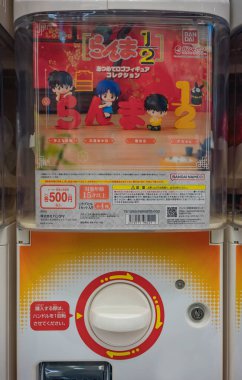 Tokyo, akihabara - 16 Ocak 2024: Ranma 'nın canlandırma anime figürlerinin yer aldığı Japon doğalgaz makinesi Ranma, Akane, Ryoga ve Rumiko Takahashi tarafından yaratılan domuz yavrusu P-chan karakterleri.