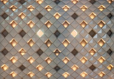 Tokyo, Japonya - 14 Ocak 2025: Ginza 'nın Nissan Crossing binasının ön cephesine yakın çekim, Klein Dytham' ın elmas şeklinde levhalarla tasarladığı geleneksel sukashibori kafes işinden eslenmiştir..