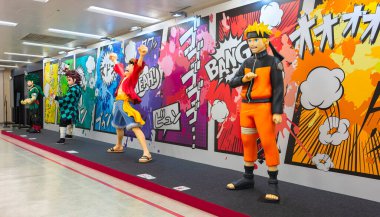 Tokyo, ikebukuro - Haziran 09 2024: Japon mangası ve Naruto, One Piece, Demon Slayer ve My Hero Academia 'nın gerçek boyutlu heykelcikleri 20. Atlama Mağazası Festivali' nde sergilendi.