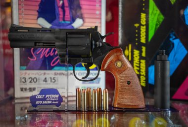 Tokyo, Chiyoda - 11 Nisan 2024: Japon yapımı Colt Python .357 Magnum model altı kurşunlu ve susturuculu bir silah, Japon animasyon dizisi Şehir Avcısı Ryo Saeba 'dan esinlenilmiştir..