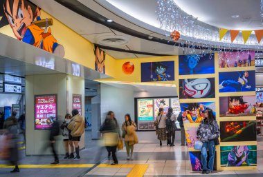 Tokyo, Chiyoda - 26 Aralık 2024: Tokyo İstasyonunun Karakter Caddesi 'nde Japon anime dizisi Dragon Ball Hep' in tanıtımını yapan canlı duvar sanat reklamı genç banliyö sakinlerini çekmeye başladı.