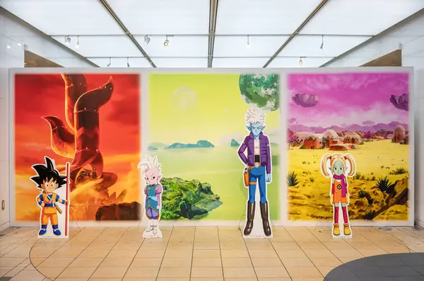 Tokyo, Chiyoda - 26 Aralık 2024: Akira Toriyama tarafından Tokyo Karakter Caddesi 'nde sergilenen canlı Japon anime çizimleri sergilenen Dragon Ball Hep karakterlerinin gerçek boyutlu panelleri.