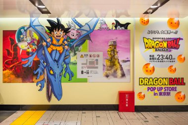 Tokyo, Chiyoda - 26 Aralık 2024: Tokyo İstasyonu 'nun 1. Cadde Karakter Sokağı' ndaki duvarını kaplayan dev tanıtım duvar halısı yeni Dragon Ball Hep TV dizisi ve açılır kapanır mağazası tanıtımı.
